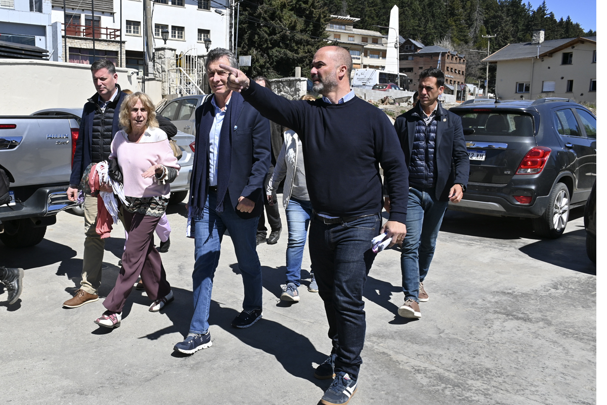 Mauricio Macri llegó a Bariloche para un foro de legisladores del PRO y con Juan Martín recorrió escasos metros de la calle Mitre. Foto: Chino Leiva