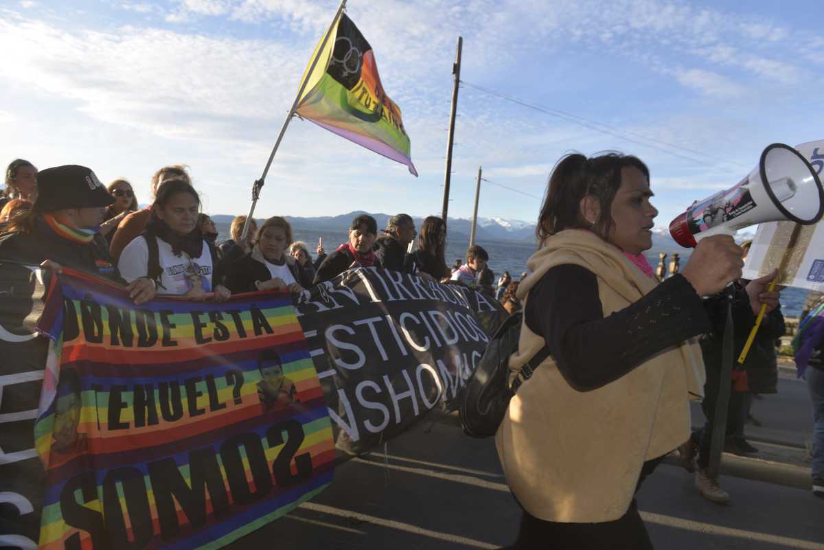 La marcha contra los transfemicidios y travesticidios recorrió la costanera de Bariloche al grito de ¿dónde está Tehuel?. Foto: Alejandra Bartoliche
