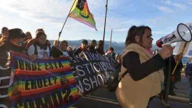 La marcha contra los transfemicidios y travesticidios recorrió la costanera de Bariloche al grito de ¿dónde está Tehuel?. Foto: Alejandra Bartoliche