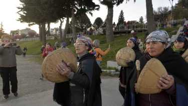 Ceremonia mapuche en la base del volcán Lanín. Foto archivo: Alejandra Bartoliche