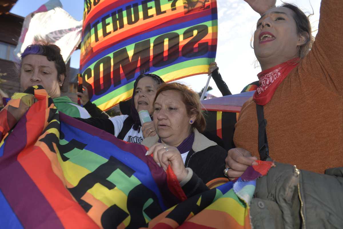 Norma Nahuelcura, la madre de Tehuel de la Torre, desaparecido desde el 11 de marzo del 2021, estuvo a la cabeza de la marcha que se hizo este sábado en Bariloche. (foto Alejandra Bartoliche) 