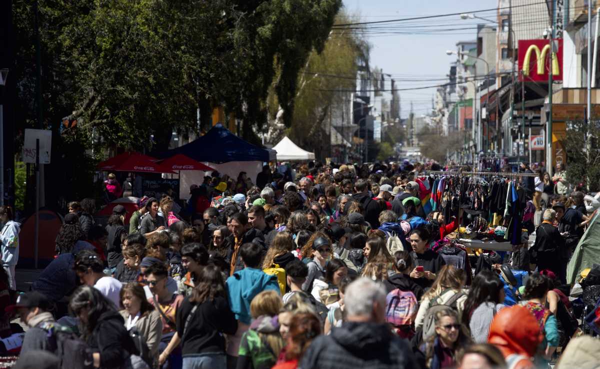 Gran cantidad de feriantes mostraron sus productos en la calle Mitre y en el Centro Cívico. Foto: Alejandra Bartoliche