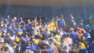 VIDEO | Hinchas de Boca golpearon hasta dejar inconsciente a un «infiltrado» de River: qué sucedió