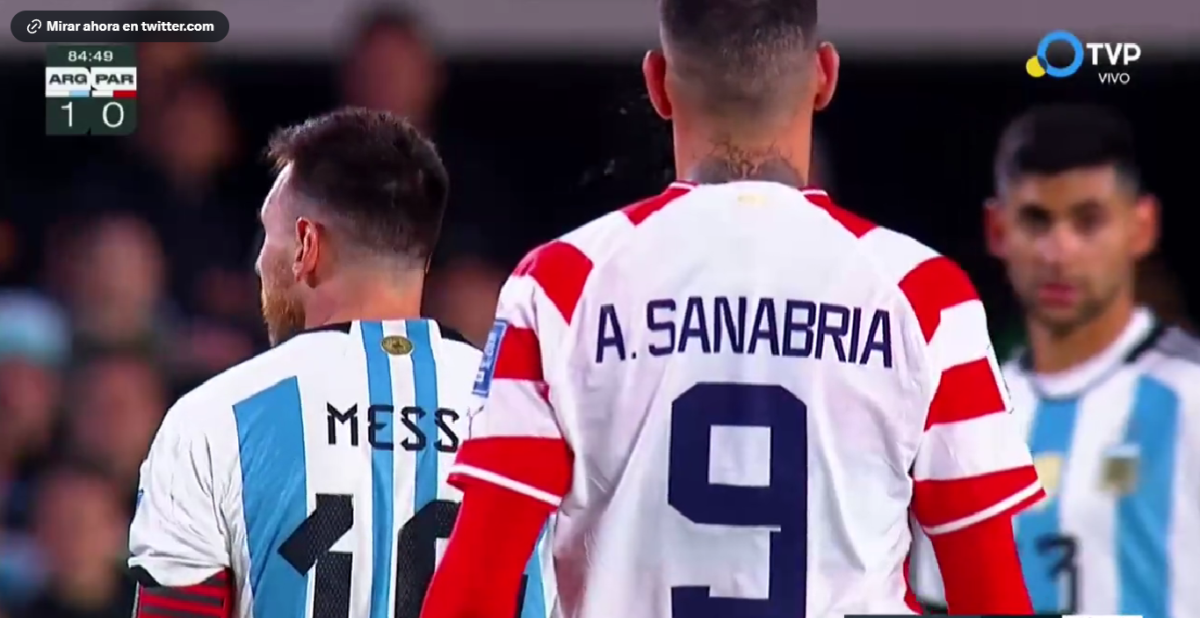 Sanabria escupió a Messi pero el "10" no lo vio. Foto: Captura Tv Pública