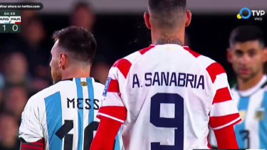 Sanabria escupió a Messi pero el "10" no lo vio. Foto: Captura Tv Pública