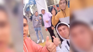 «Se te cayó el celular, compadre»: jóvenes devolvieron un teléfono con divertido video