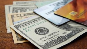 Se encarecen las transacciones en el exterior: el Gobierno subió el dólar tarjeta, turista y solidario