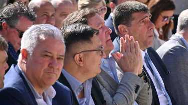 El diálogo entre Weretilneck y Carreras sigue cortado, con una notoria evasiva de la gobernadora, que no fue al aniversario cipoleño.