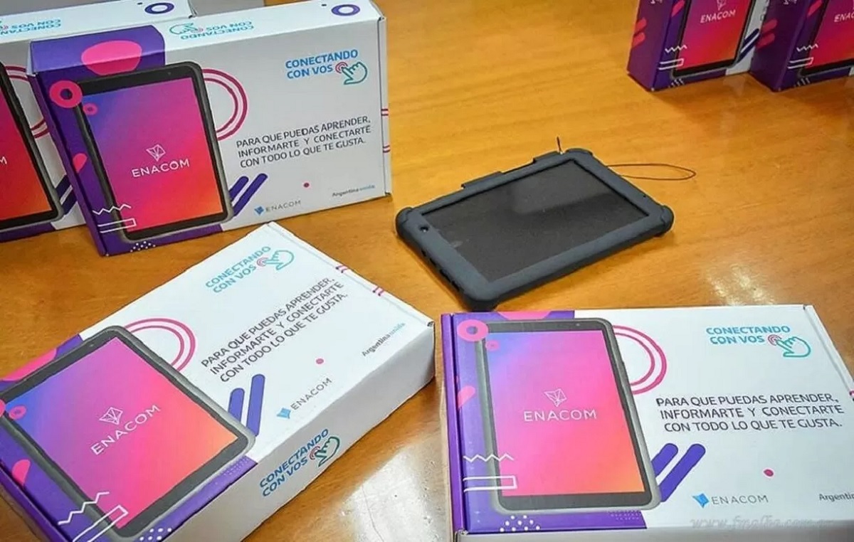 ENACOM entrega tablets gratis, con participación de ANSES.-