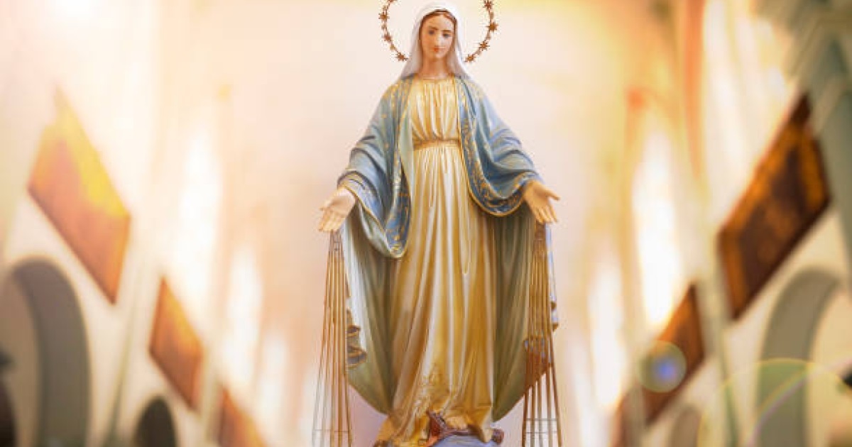 La Virgen María es convocada para la concreción de milagros.-