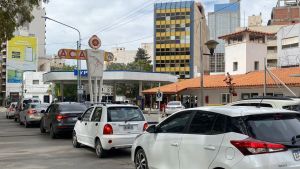 ¿Escasez de combustible?: Automovilistas de Neuquén hacen fila para cargar en estaciones de YPF