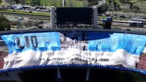 VIDEO | La impresionante bandera en homenaje a Messi que apareció en el Monumental: «Lio, te quiero»
