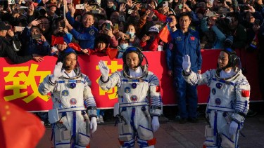 El trío de astronautas — Tang Hongbo, Tang Shengjie y Jiang Xinlin