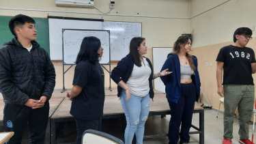 Los estudiantes de sexto año armaron la empuñadura. Foto: Gentileza.