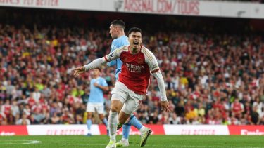 Martinelli, con desvío en Aké, metió el gol del Arsenal contra Manchester City.