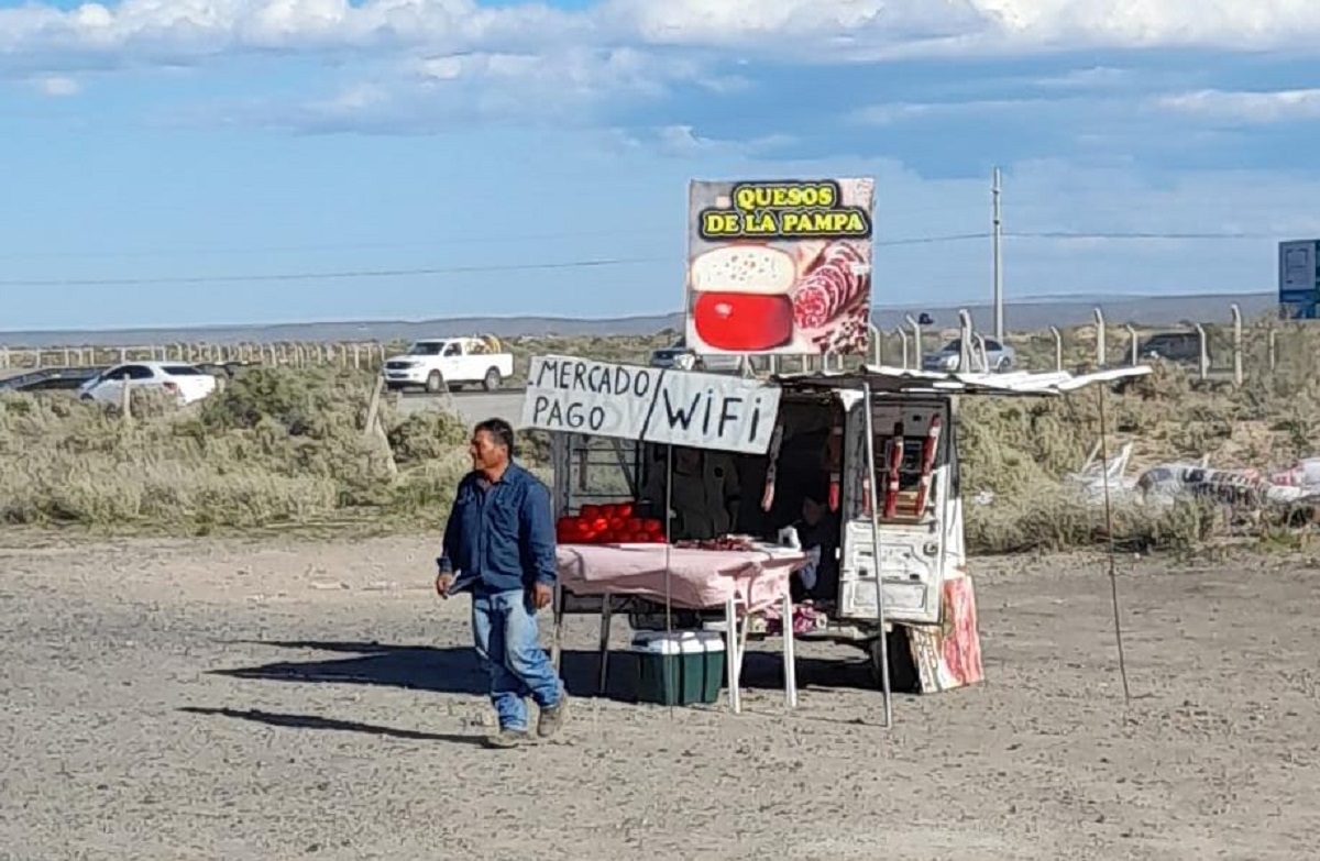 Vende quesos en Neuquén y el dueño de Mercado Libre lo eligió para su foto de perfil. En la foto se ve su puesto y un cliente. (twitter)