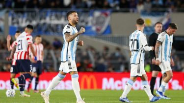 Otamendi abrió el marcador a los 3 minutos para Argentina contra Paraguay.