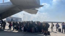 Imagen de Aterrizó en Roma el tercer vuelo del Hércules con otros 46 argentinos evacuados de Israel