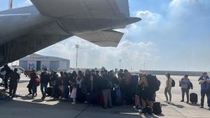 Aterrizó en Roma el tercer vuelo del Hércules con otros 46 argentinos evacuados de Israel