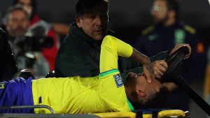 VIDEO | Neymar debió dejar la cancha en camilla y llorando ante Uruguay: la jugada que lo lesionó
