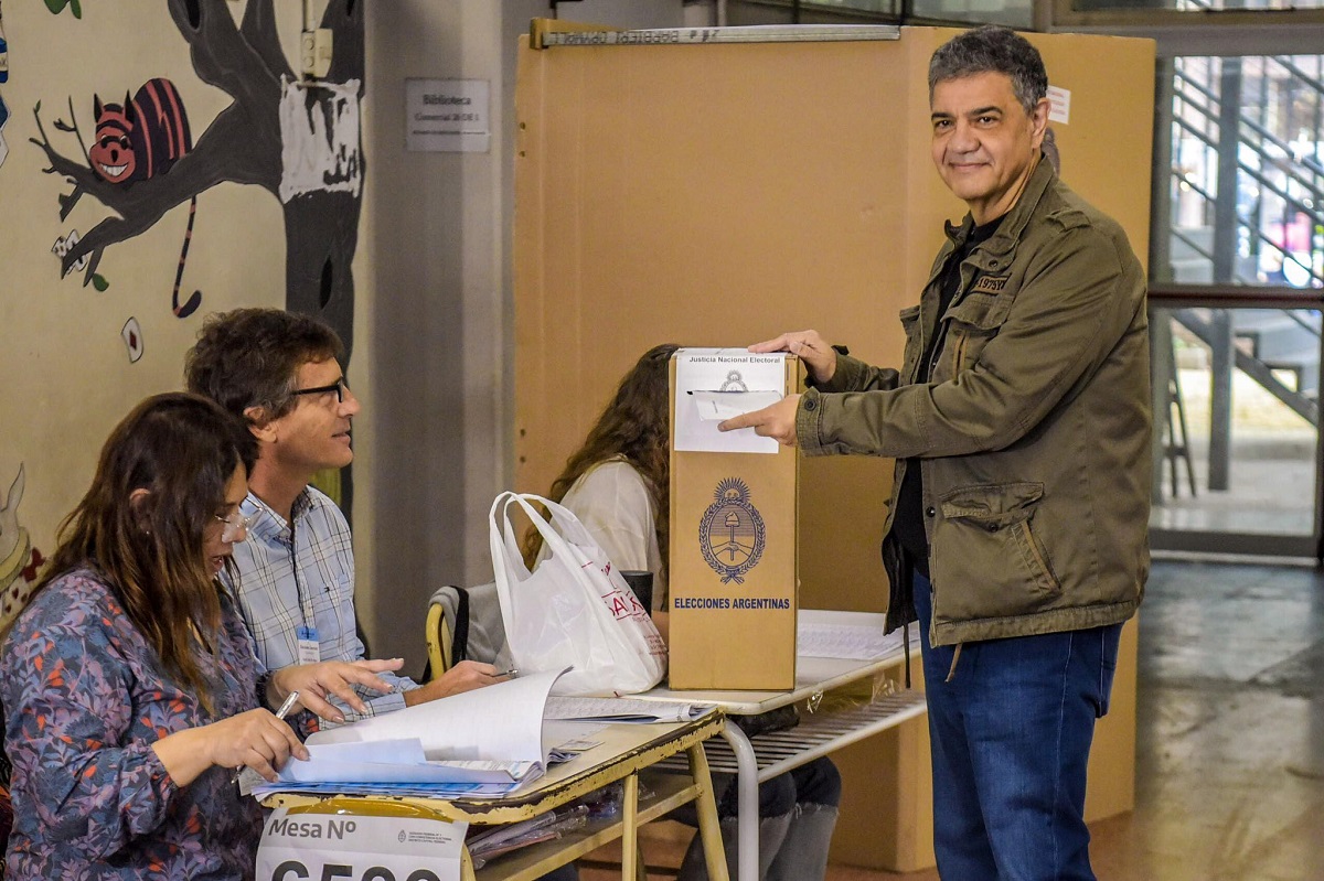 Jorge Macri emitió su voto en el Colegio Lenguas Vivas, ciudad de Buenos Aires. 