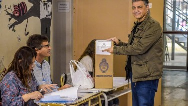 Jorge Macri emitió su voto en el Colegio Lenguas Vivas, ciudad de Buenos Aires. 