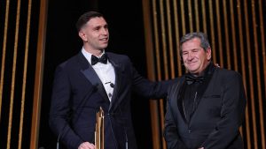 Dibu Martínez fue elegido como mejor arquero del mundo en la gala del Balón de Oro