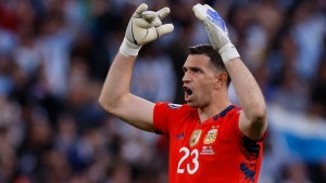 «Idiota»: las ofensivas críticas a Dibu Martínez ‘por su comportamiento’ en la Premier League