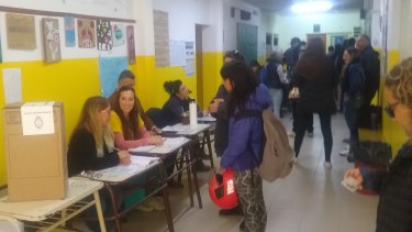 En las escuelas de la localidad comenzó a activarse la afluencia de votantes