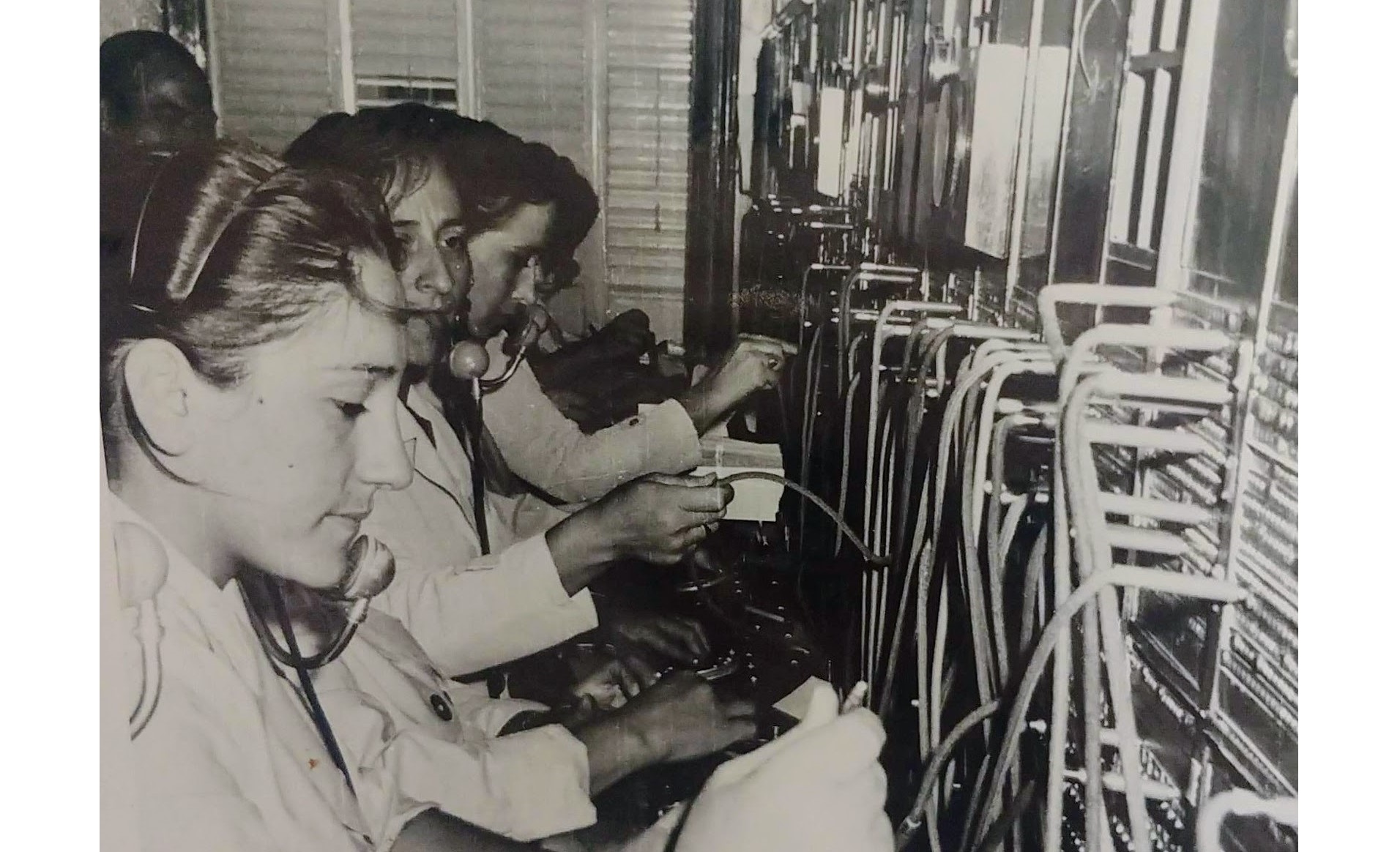 1969: el trabajo diario en la sede de Entel, de Roca, sobre calle España casi 9 de Julio - Fotos: Gentileza Mirta Segurado.
