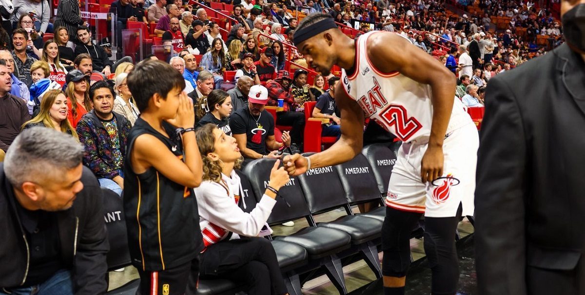 Jimmy Butler invitó a Feli y Zoe Velázquez a ver su partido junto a los Miami Heat, en la primera fila. Foto: Zoe Velázquez.-