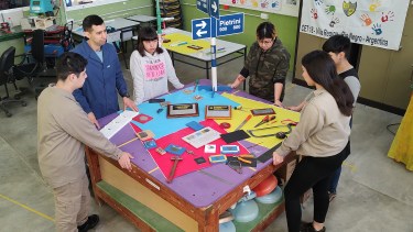 Los estudiantes aprenden a través de proyectos que vinculan la enseñansa con problematicas reales. Foto: Gentileza.