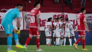 Huracán dio pelea, le ganó a Argentinos Juniors y salió del descenso