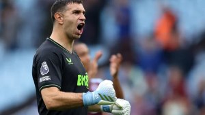 Video | Mirá la increíble atajada de Dibu Martínez en la goleada del Aston Villa frente al West Ham