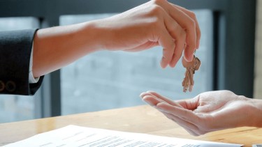 El anuncio de Milei marcaría una nueva dirección en la política inmobiliaria del país, generando expectativas y controversias sobre el impacto que esta medida tendrá en el mercado de alquileres. Foto Archivo.