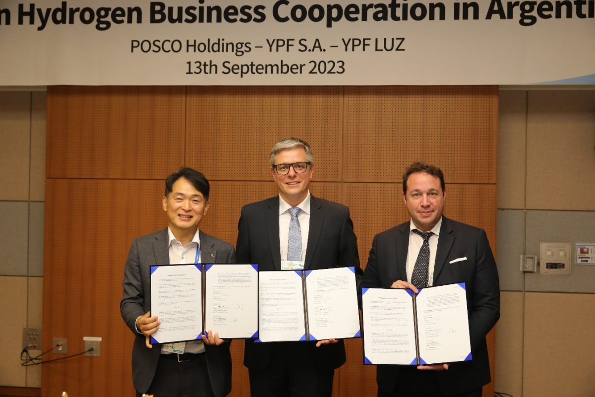 El memorandum para analizar el desarrollo de una planta de hidrógeno verde fue firmado entre YPF, YPF Luz y la gigante coreana Posco.