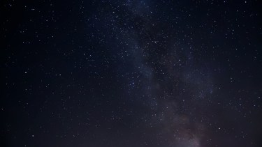 ¿Por qué el cielo es oscuro si está lleno de estrellas? La pregunta que ha recorrido siglos