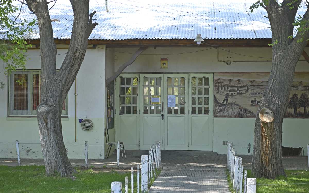 La escuela 223 de Valentina sur está cerrada a la espera de pericias sobre la afectación o no de la estructura (foto Florencia Salto)