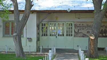 La escuela 223 de Valentina sur está cerrada a la espera de pericias sobre la afectación o no de la estructura (foto Florencia Salto)