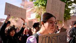 Video | Estudiantes se movilizaron a Educación en reclamo por el estado de las escuelas