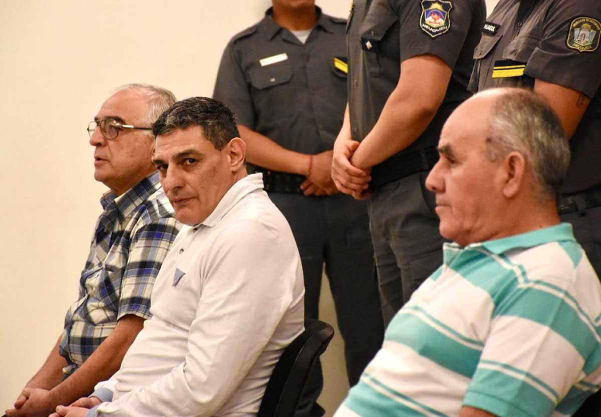 Sosa, de blanco, fue condenado como autor del disparo que mató a Auer. A su derecha está Livello y a su izquierda Castro Herrera. (Matías Subat)