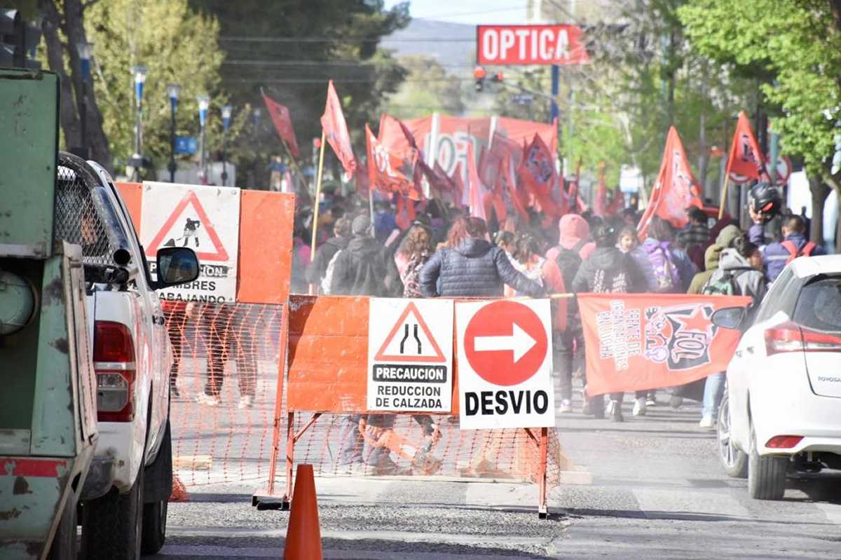 Después de marchar, las organizaciones sociales se apostaron sobre la Avenida Argentina, entre Belgrano y San Martín. (Matías Subat)