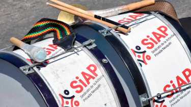 Hubo un corte sobre Ruta 22 (actual Avenida Mosconi)  por parte de trabajadores de seguridad de hospitales  de Neuquén. Foto: Matías Subat