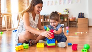 Empleadas domésticas: Cuánto cobra una niñera por cuatro horas durante noviembre 2023