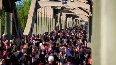 Una fiesta en el puente: el Yo Corro 2023 de Diario RÍO NEGRO tuvo récord de inscripciones. (Foto Carlos Mir)