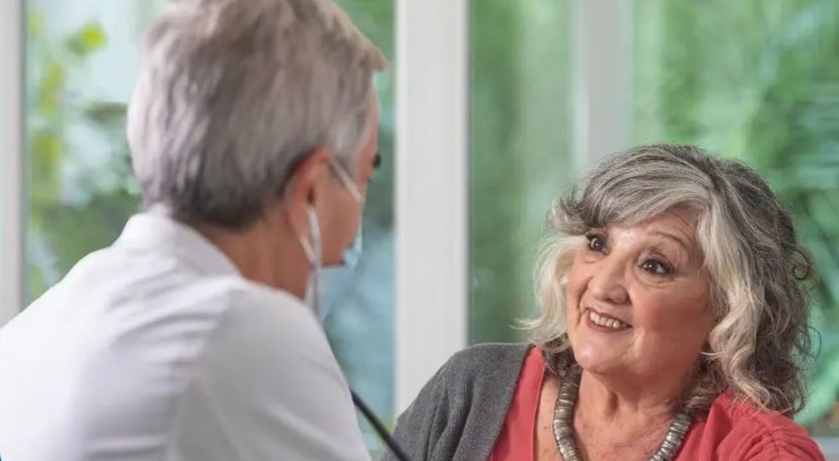 Los jubilados y pensionados afiliados a PAMI pueden solicitar la atención médica a domicilio.-