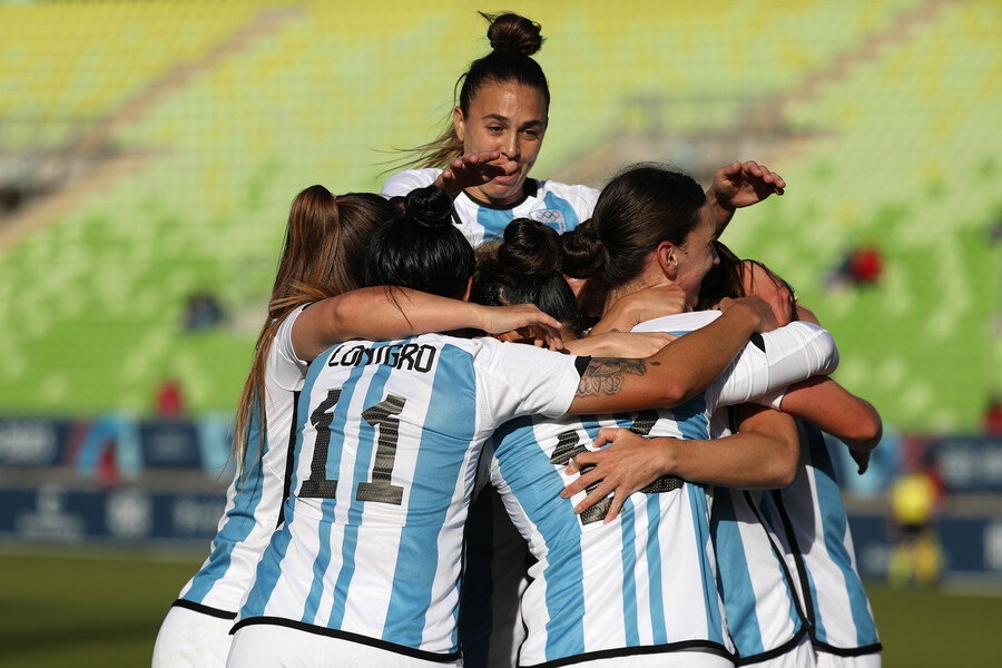 El fútbol femenino logró su primer triunfo del certamen en Santiago 2023.