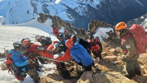 Evacuaron a un snowboardista que sufrió severas lesiones en un fuera de pista del cerro Catedral