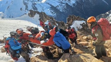 Rescatistas y patrulleros del cerro catedral junto a gendarmes evacuados a un snowboardista lesionado en fuera de pista. Gentileza