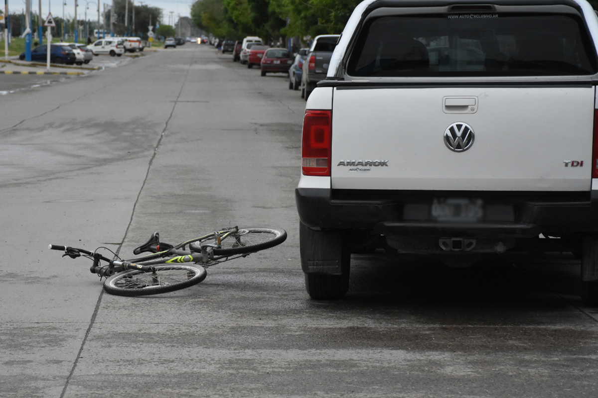 El ciclista fue derivado al hospital local. Foto Juan Thomes